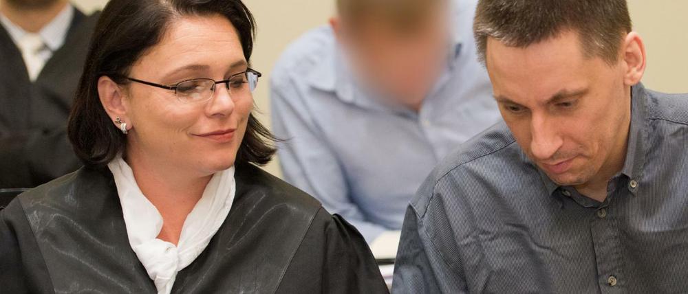Ralf Wohlleben (2.v.l.) im Oberlandesgericht in München mit seiner Anwältin Nicole Schneiders