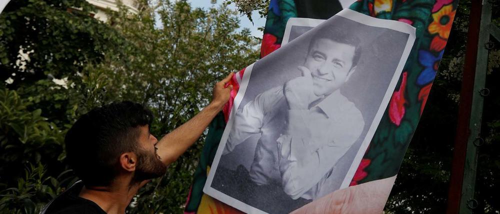 Plakate des kurdischen Präsidentschaftskandidaten Selahattin Demirtas werden aufgehängt.