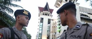 Polizisten am Schauplatz einer Explosion in Surabaya, Indonesien