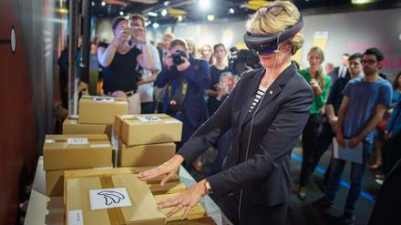  Anja Karliczek (CDU), Bundesministerin für Bildung und Forschung, in der Ausstellung zur Arbeitswelt der Zukunft im Bauch des Ausstellungsschiffes "MS Wissenschaft".