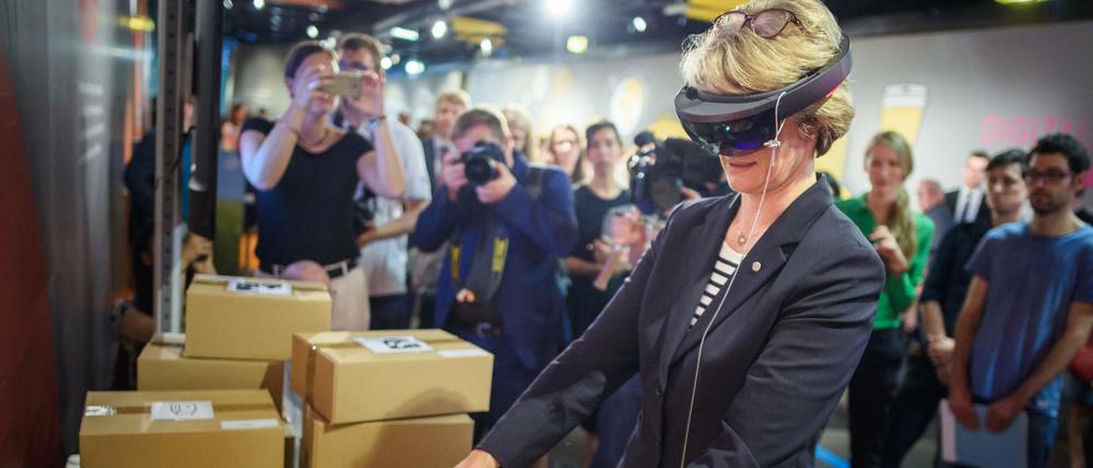 Anja Karliczek (CDU), Bundesministerin für Bildung und Forschung, in der Ausstellung zur Arbeitswelt der Zukunft im Bauch des Ausstellungsschiffes "MS Wissenschaft".