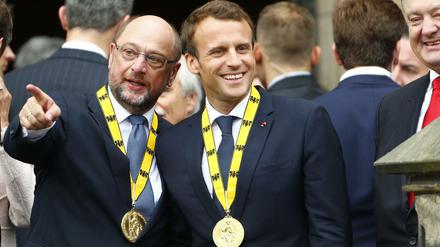 Karlspreis-Träger unter sich: Martin Schulz (2015) und Frankreichs Präsident Emmanuel Macron in Aachen.