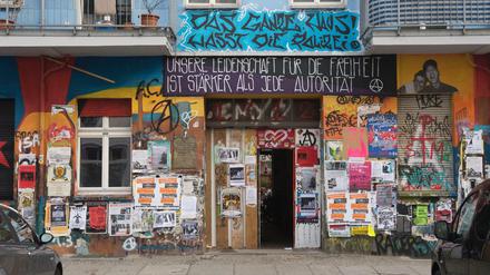 Das Haus Nr. 94 in der Rigaer Straße: Dort befindet sich die Autonomen-Kneipe "Kadterschmiede".