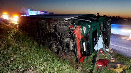 Ein verunfallter Lkw liegt neben der Autobahn 24 in Fehrbellin (Brandenburg).