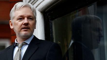 Im Exil überwacht: Wikileaks-Gründer Julian Assange bei einer Ansprache auf dem Balkon der ecuadorianischen Botschaft in London. 