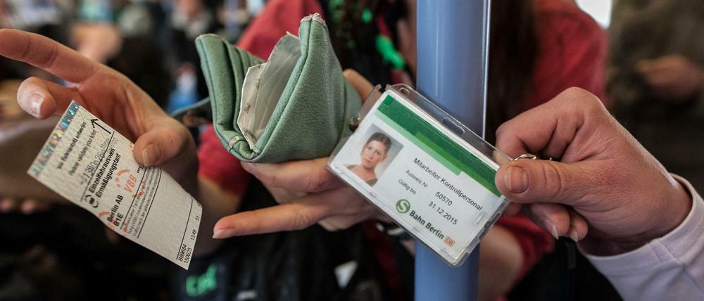 Die Fahrscheine, bitte. Die S-Bahn setzt Kontrolleure eines Dienstleisters ein.