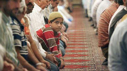 Ein Junge in einer Moschee in Köln während des islamischen Fastenmonats Ramadan. 