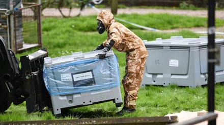 Ein Soldat in Schutzkleidung arbeitet in der Nähe des Ortes, an dem der frühere russische Doppelagent Skripal und seine Tochter nach einer Vergiftung ohnmächtig auf einer Parkbank aufgefunden worden waren.