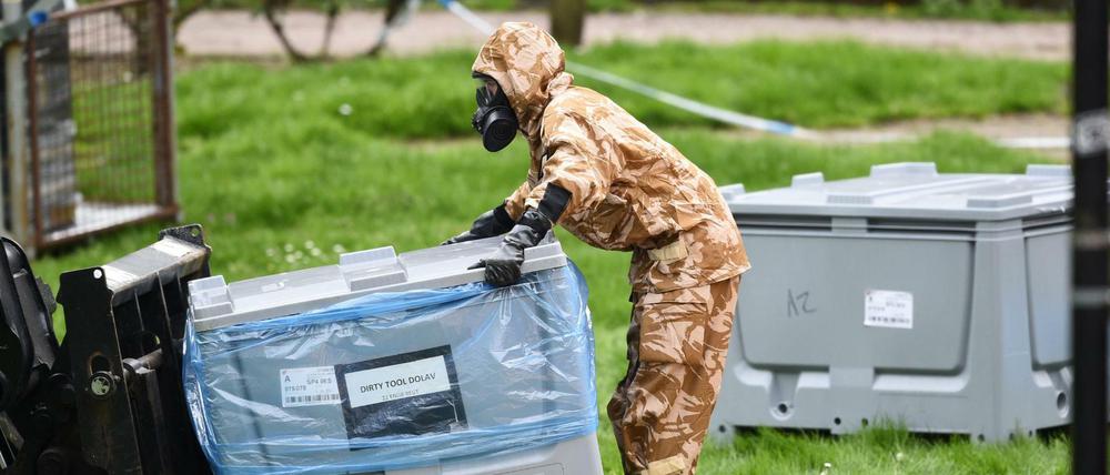 Ein Soldat in Schutzkleidung arbeitet in der Nähe des Ortes, an dem der frühere russische Doppelagent Skripal und seine Tochter nach einer Vergiftung ohnmächtig auf einer Parkbank aufgefunden worden waren.