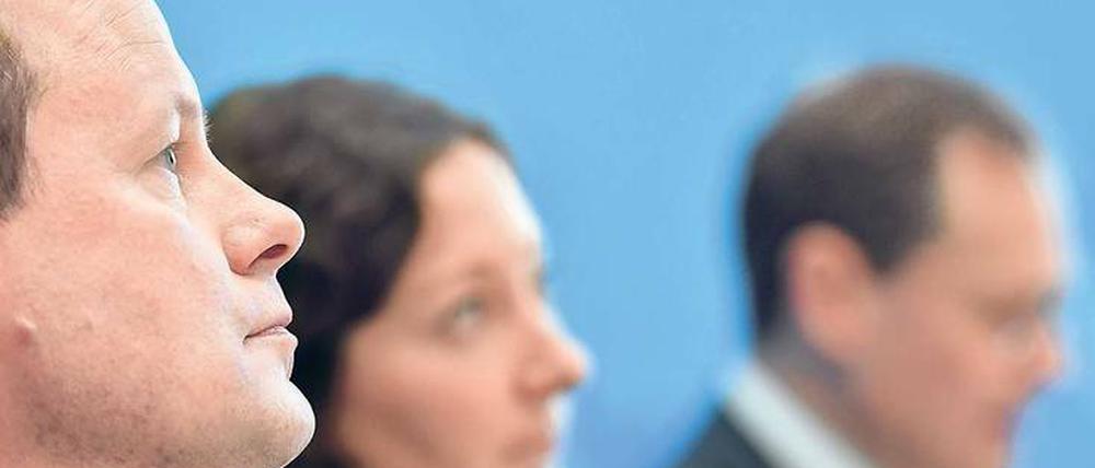Uneinig. Kultursenator Klaus Lederer (Linke), Wirtschaftssenatorin Ramona Pop (Grüne) und der Regierende Bürgermeister Michael Müller (SPD).