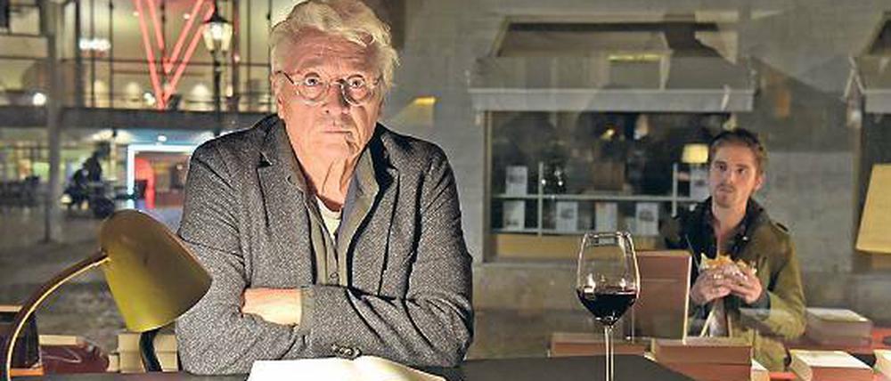 Immer nur lesen. Autor Paul Bacher (Henry Hübchen) hat keine Ideen.