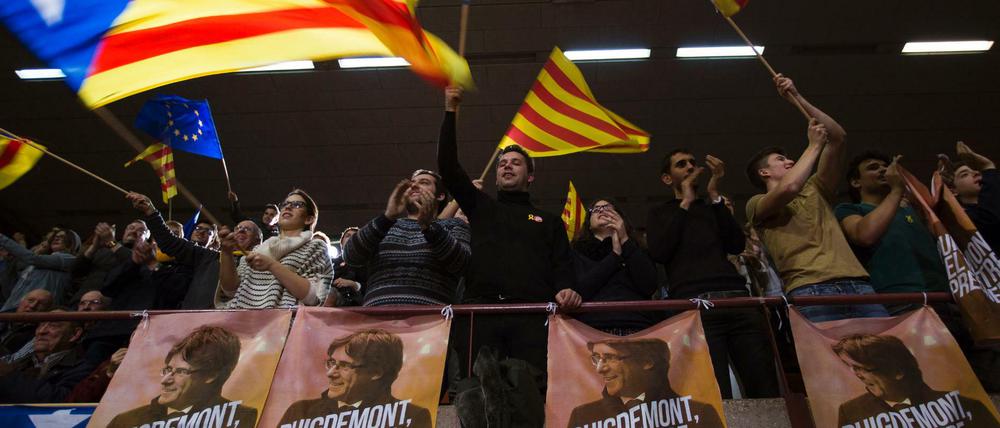 Unterstützer von Kataloniens entmachtetem Regionalpräsidenten Puigdemont schwenken bei einer Kundgebung im Dezember 2017 katalanische Flaggen.
