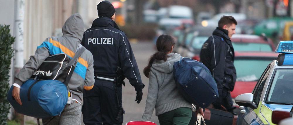 Letzter Akt. Mit Polizisten auf dem Weg zur Abschiebung.