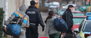 Letzter Akt. Mit Polizisten auf dem Weg zur Abschiebung. 