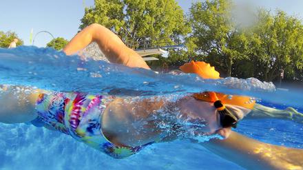Immer mehr Grundschüler in Berlin können schwimmen.