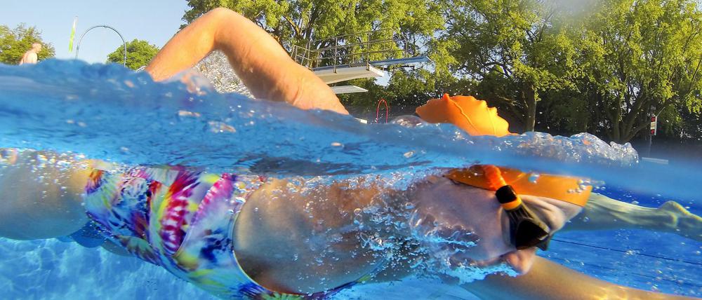 Immer mehr Grundschüler in Berlin können schwimmen.