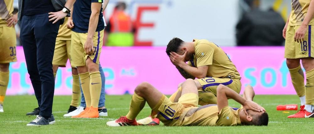 Verzweifelt - und verschaukelt? So fühlten sich die Auer jedenfalls nach dem für sie bitteren Spiel in Darmstadt.