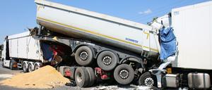 Lkws stehen nach einem Unfall auf dem nördlichen Berliner Ring (A 10) ineinander verkeilt.