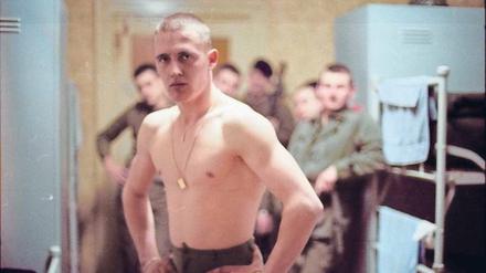 Gleich knallt es. Szene aus Karmakars Arbeit „Coup de Boule“ (1987) über eine Gruppe französischer Soldaten. 