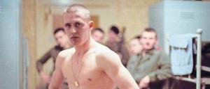 Gleich knallt es. Szene aus Karmakars Arbeit „Coup de Boule“ (1987) über eine Gruppe französischer Soldaten. 