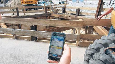 Gescannt, gewusst. Die App ermöglicht auch Kontakt zu den Unternehmen, wenn auf der Baustelle länger keiner mehr zu sehen war.