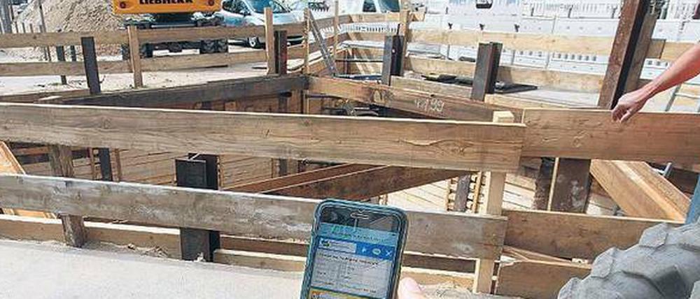 Gescannt, gewusst. Die App ermöglicht auch Kontakt zu den Unternehmen, wenn auf der Baustelle länger keiner mehr zu sehen war.