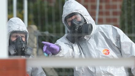 Soldaten tragen Schutzanzüge während der Ermittlungen zur Vergiftung des Ex-Doppelagent Skripal.