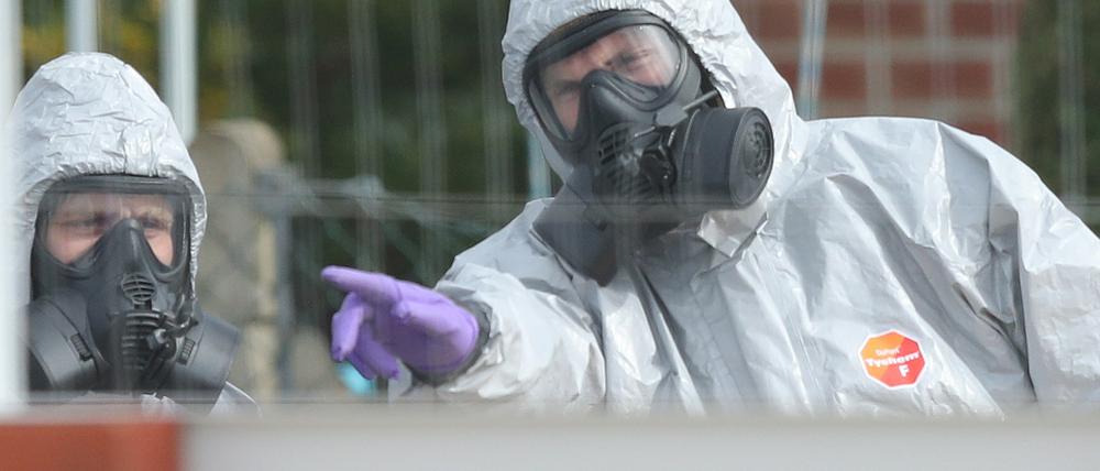 Soldaten tragen Schutzanzüge während der Ermittlungen zur Vergiftung des Ex-Doppelagent Skripal.