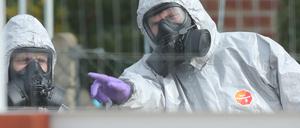 Soldaten tragen Schutzanzüge während der Ermittlungen zur Vergiftung des Ex-Doppelagent Skripal.