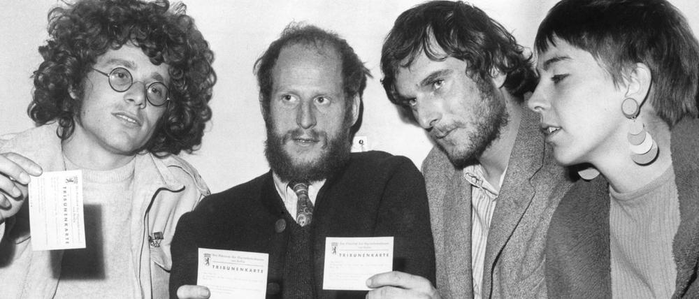 Rainer Langhans, Dieter Kunzelmann, Volker Gebbert und Ursula Körber (von links) von der "Kommune 1" nach ihrer Festnahme im Berliner Rathaus Schöneberg. 