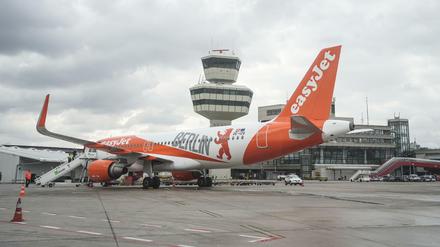 Anlässlich der Vorstellung des Easyjet-Sommerflugplans 2018 steht ein Easyjet-Airbus A320-214 mit einer "Berlin-Lackierung" auf dem Flughafen Tegel.