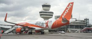 Anlässlich der Vorstellung des Easyjet-Sommerflugplans 2018 steht ein Easyjet-Airbus A320-214 mit einer "Berlin-Lackierung" auf dem Flughafen Tegel. 