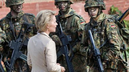 Verteidigungsministerin Ursula von der Leyen (CDU) unterhält sich auf dem Truppenübungsplatz Hammelburg in Bayern mit Soldaten. 