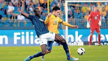 Josuha Guilavogui (links, hier in der Relegation gegen Braunschweig 2017)