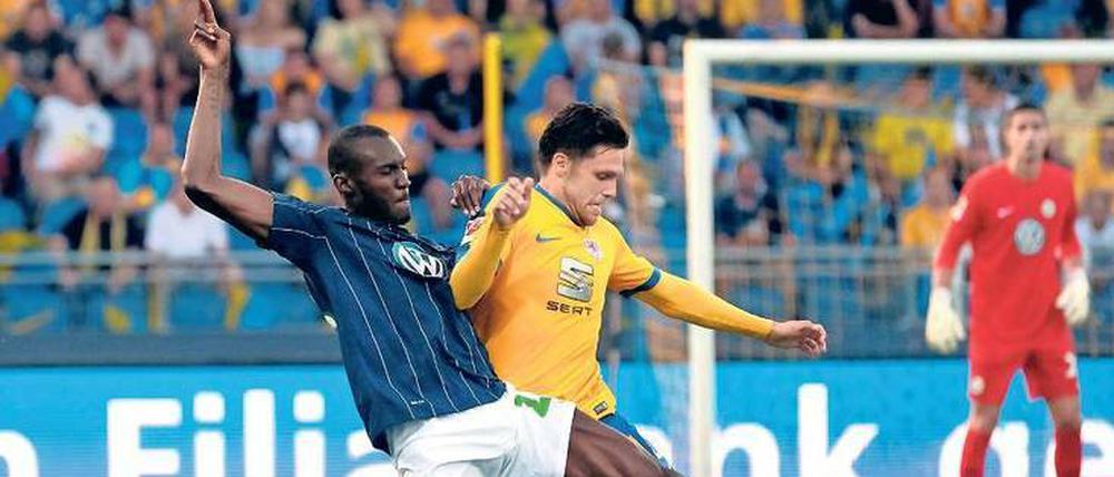 Josuha Guilavogui (links, hier in der Relegation gegen Braunschweig 2017)