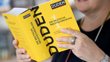 Der Rat der deutschen Rechtschreibung legt die amtliche Schreibweise von Worten fest - und fasst diese im Duden zusammen.