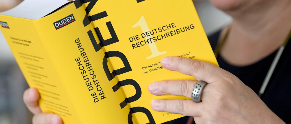 Der Rat der deutschen Rechtschreibung legt die amtliche Schreibweise von Worten fest - und fasst diese im Duden zusammen.