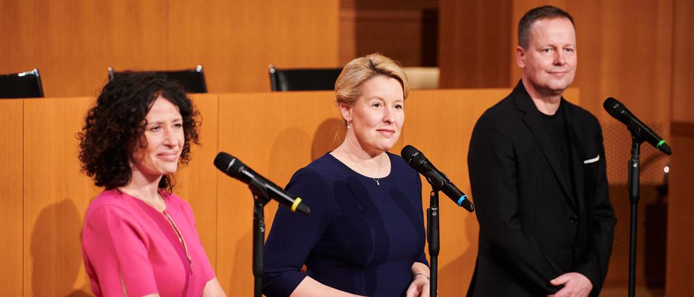 Die Fraktionsvorsitzenden und Spitzenkandidaten der jeweiligen Parteien im Land Berlin Bettina Jarasch (l-r, Bündnis 90/ Die Grünen), Franziska Giffey (SPD) und Klaus Lederer (Die Linke) beantworten die Fragen der Medienvertreter nach den ersten Koalitionsverhandlungen im Axica Kongress- und Tagungszentrum.