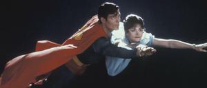 Margot Kidder und Christopher Reeve in einer Szene aus „Superman II - Allein gegen alle“ (1980).