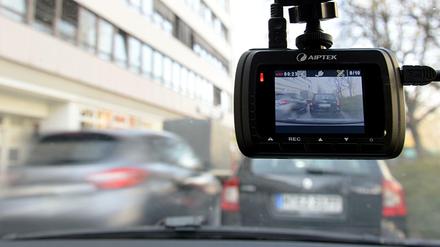 Eine sogenannte Dashcam, befestigt an der Windschutzschreibe