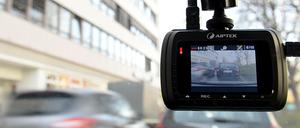 Eine sogenannte Dashcam, befestigt an der Windschutzschreibe