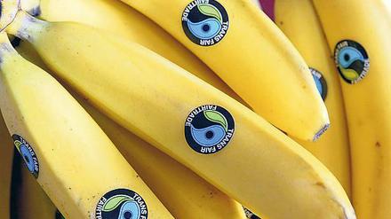 In immer mehr Supermärkten und Discountern gibt es Bananen mit Fairtrade-Siegel.