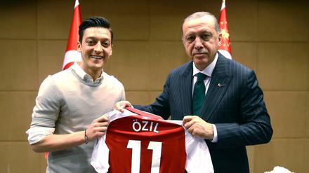 Recep Tayyip Erdogan, Staatspräsident der Türkei mit Fußballspieler Mesut Özil vom englischen Premier League Verein FC Arsenal. 