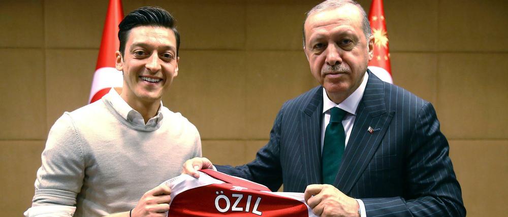 Recep Tayyip Erdogan, Staatspräsident der Türkei mit Fußballspieler Mesut Özil vom englischen Premier League Verein FC Arsenal. 