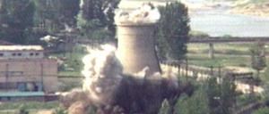 Dieses Videostandbild einer Fernsehübertragung zeigt die Zerstörung des Kühlturms am Atomtestgelände Punggye-ri im Nordosten Nordkoreas.