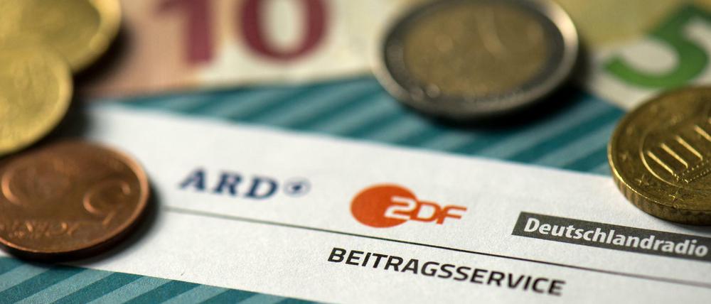 Ist der Rundfunkbeitrag verfassungsgemäß? Diese Frage verhandelt das Bundesverfassungsgericht am Mittwoch und am Donnerstag. Das Urteil wird für den Herbst erwartet.