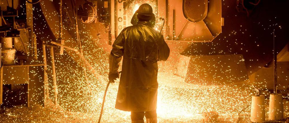 Stress am Hochofen. Mögliche Strafzölle gegen Stahl und Aluminium aus Europa verunsichern die Wirtschaft. 