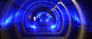 Ein Mitarbeiter eines Sicherheitsdienstes steht im neu gebauten Tunnel des Röntgenlasers XFEL (X-Ray Free-Electron Laser) bei Hamburg. 