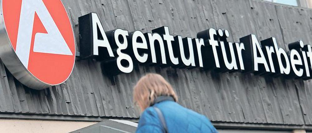 Szene vor einer Agentur für Arbeit. (Symbolbild)