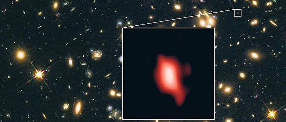 Rot steht für Sauerstoff. Er ist die Spur von Sternen in einer fernen Galaxie.